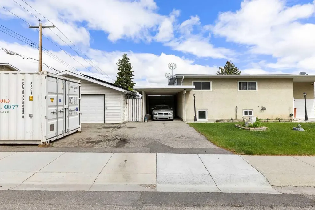 1016 Hunterdale Place NW Calgary AB T2K 4R7