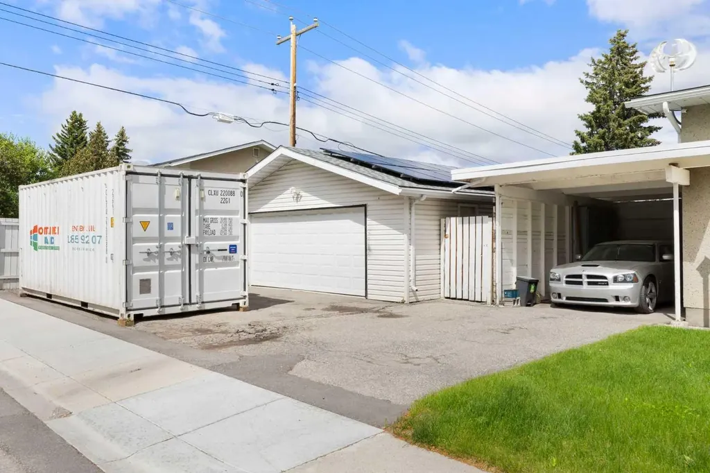 1016 Hunterdale Place NW Calgary AB T2K 4R7