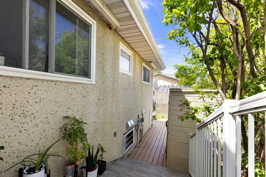 1016 Hunterdale Place NW Calgary AB T2K 4R7