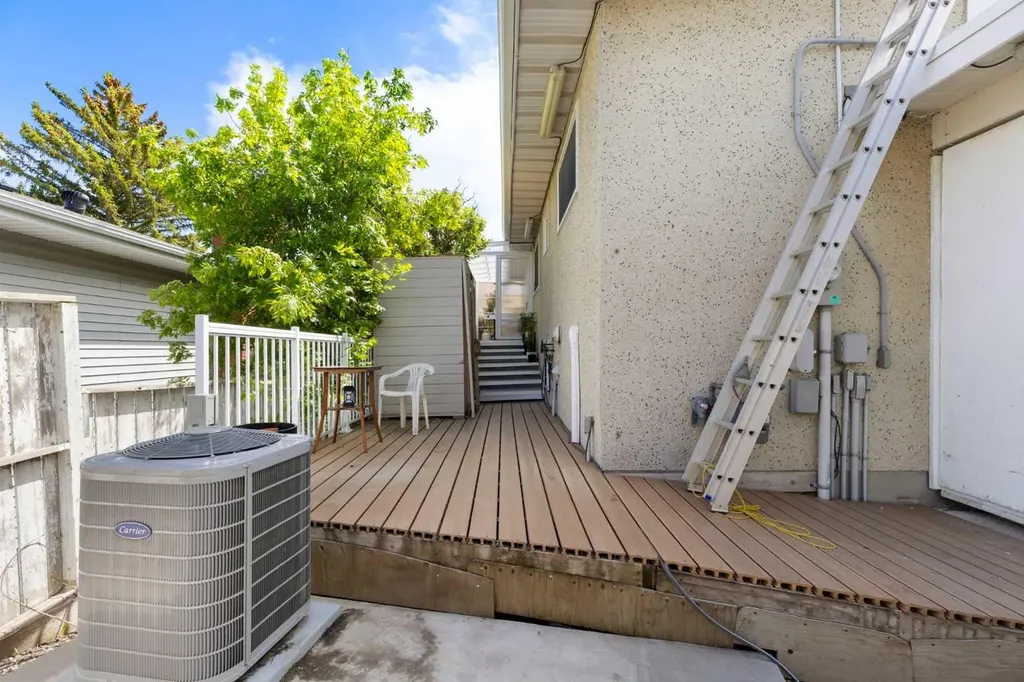 1016 Hunterdale Place NW Calgary AB T2K 4R7
