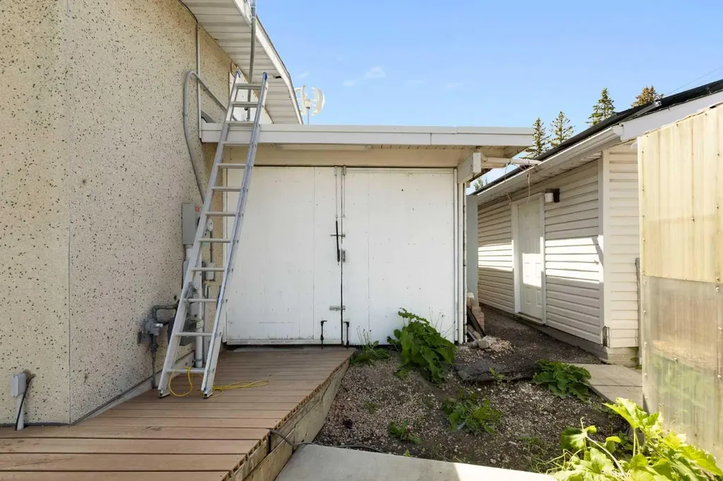 1016 Hunterdale Place NW Calgary AB T2K 4R7