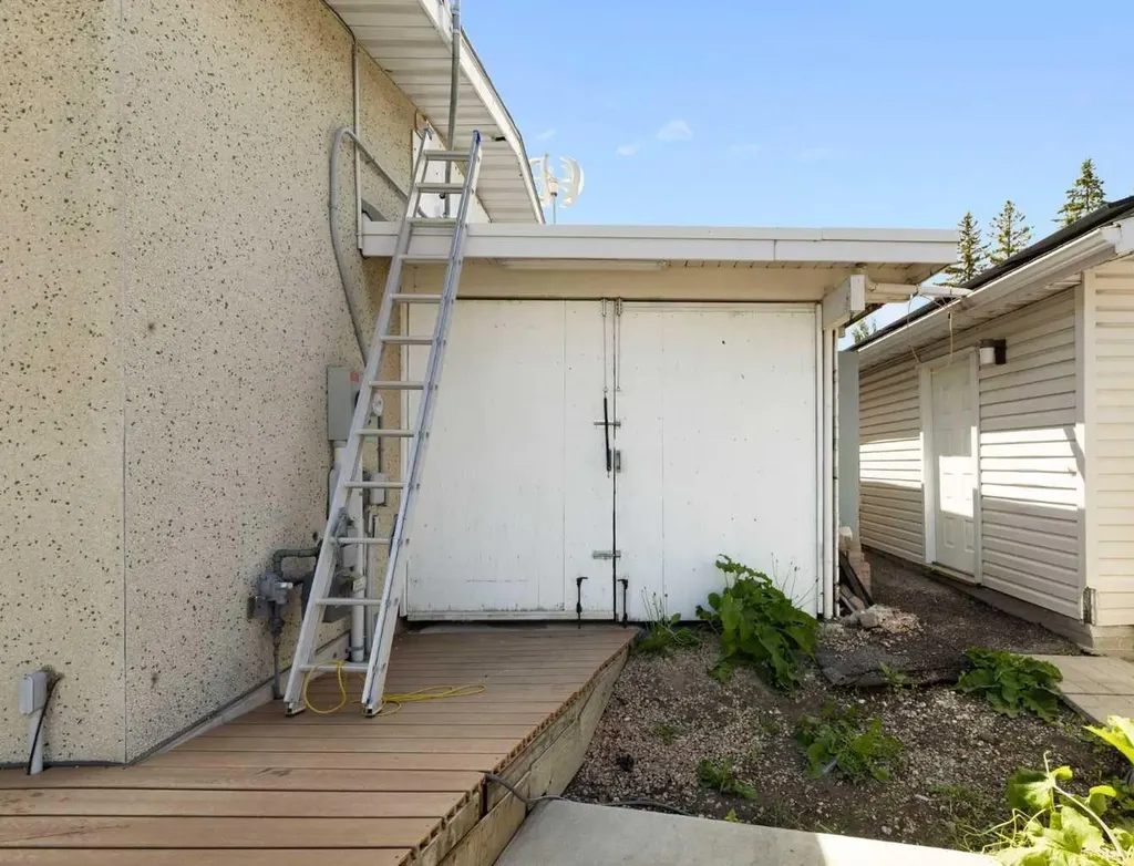 1016 Hunterdale Place NW Calgary AB T2K 4R7