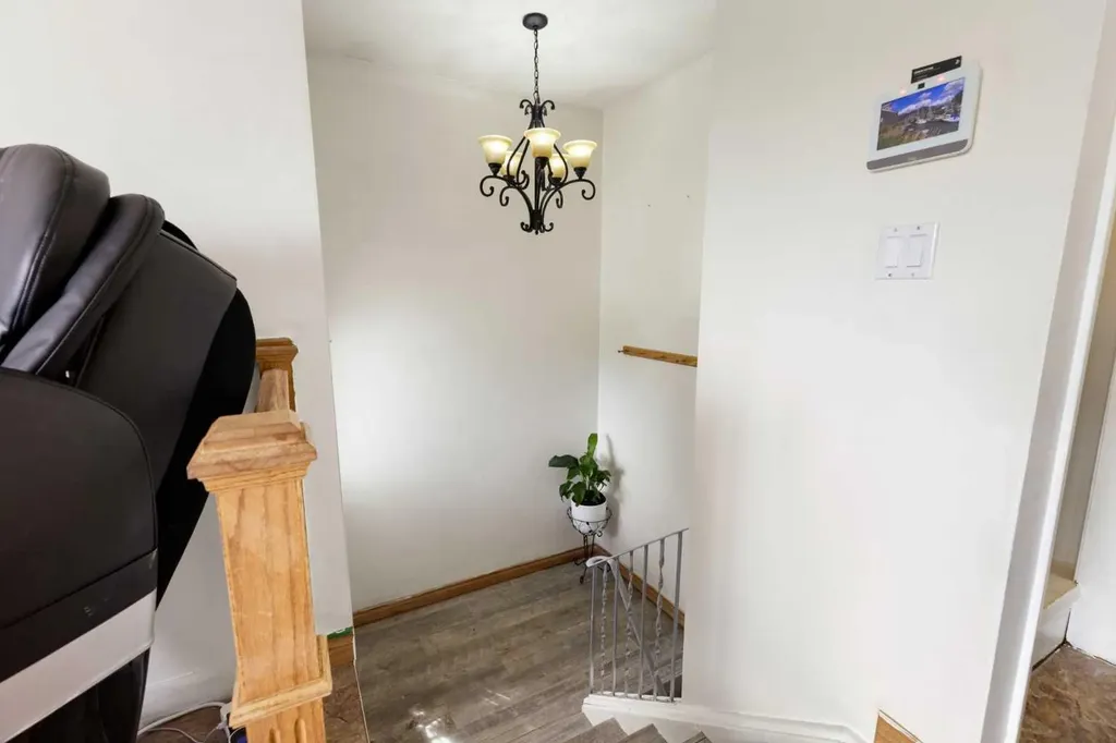 1016 Hunterdale Place NW Calgary AB T2K 4R7