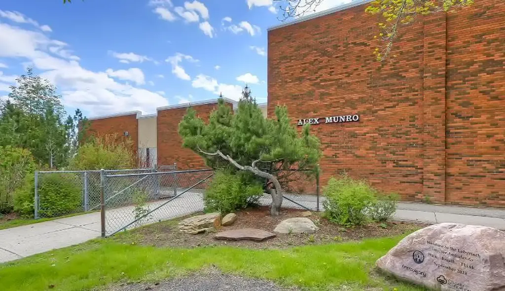 1016 Hunterdale Place NW Calgary AB T2K 4R7