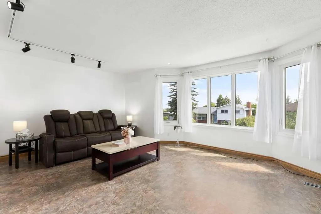 1016 Hunterdale Place NW Calgary AB T2K 4R7