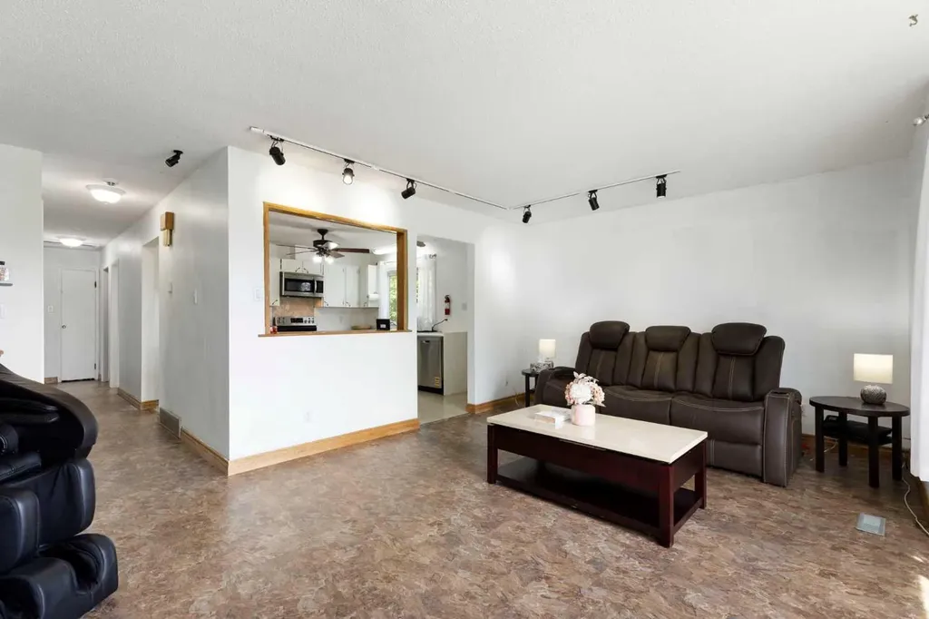 1016 Hunterdale Place NW Calgary AB T2K 4R7