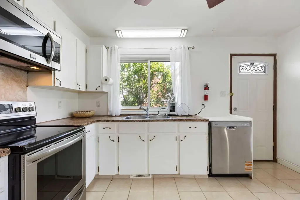 1016 Hunterdale Place NW Calgary AB T2K 4R7