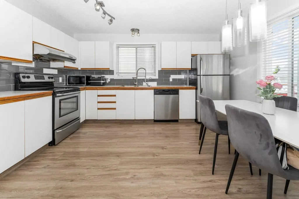 369 Martinwood Place NE Calgary AB T3J3H7