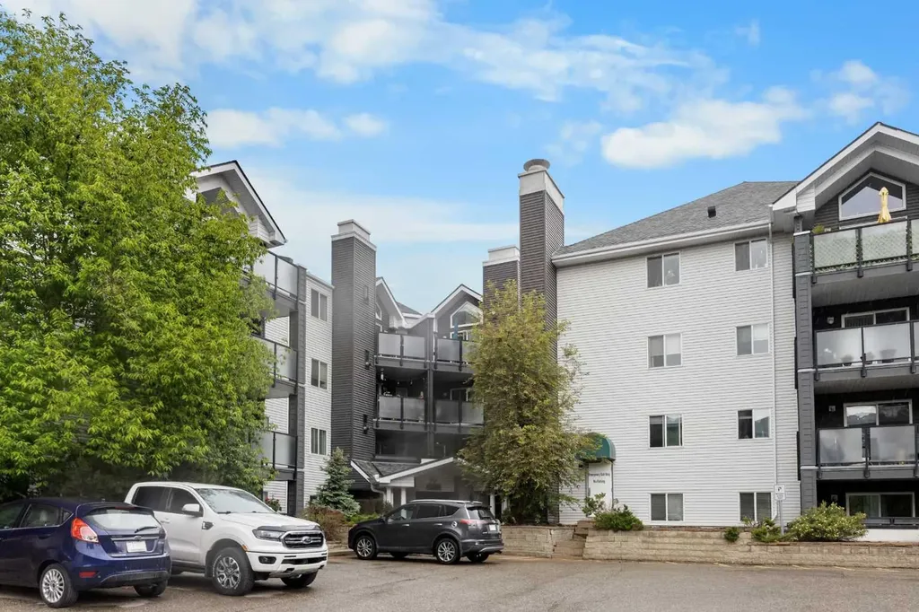 10 Sierra Morena Mews SW Calgary AB T3H 3K5