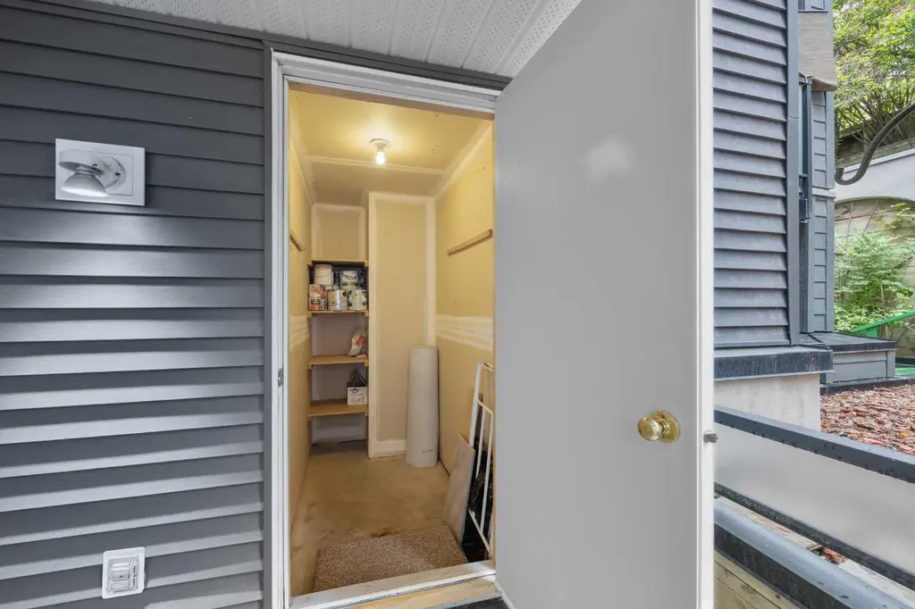 10 Sierra Morena Mews SW Calgary AB T3H 3K5