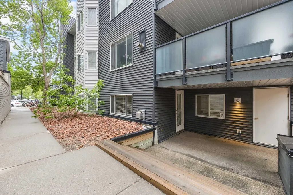 10 Sierra Morena Mews SW Calgary AB T3H 3K5