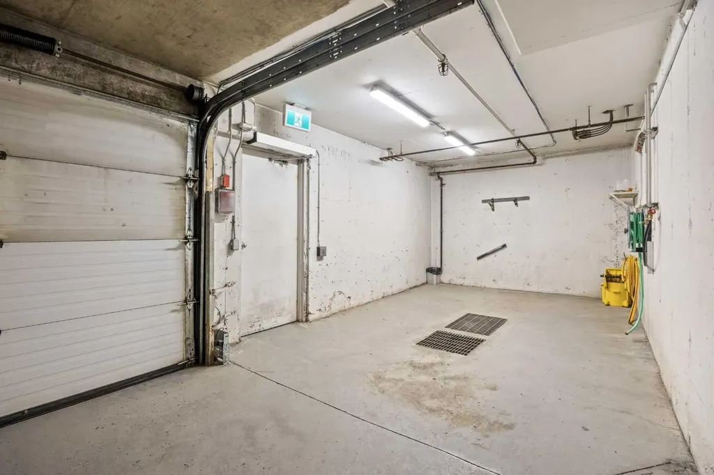 10 Sierra Morena Mews SW Calgary AB T3H 3K5