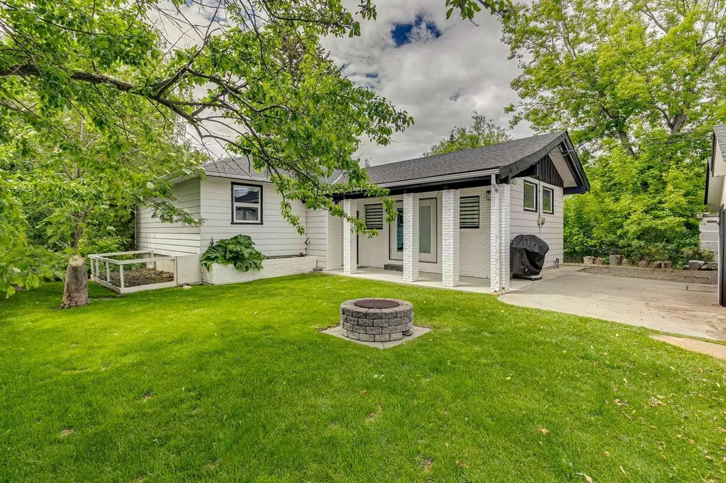 4024 Grove Hill Road SW Calgary AB T3E 4E6
