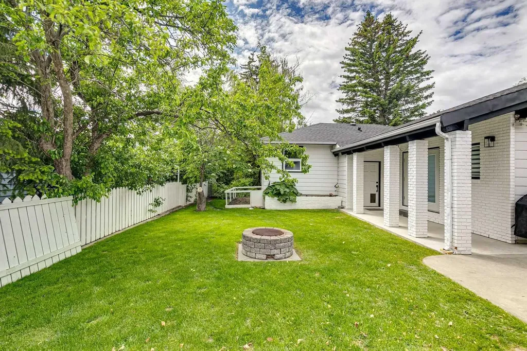 4024 Grove Hill Road SW Calgary AB T3E 4E6