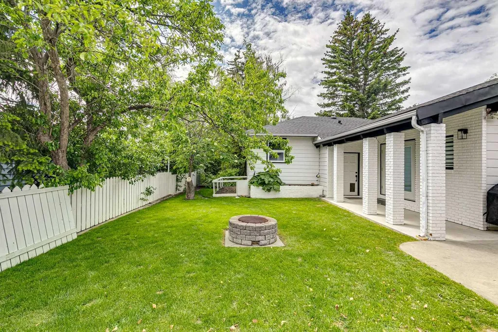 4024 Grove Hill Road SW Calgary AB T3E 4E6