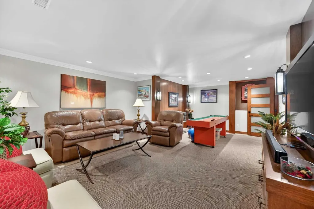 4603 Virginia Drive NW Calgary AB T3A 0N9