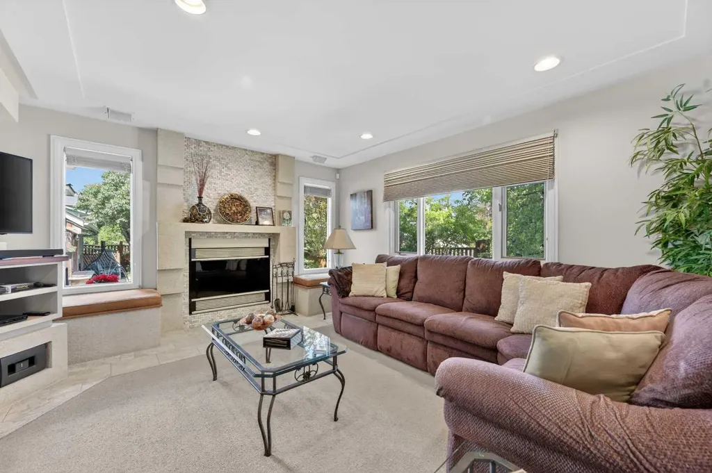 4603 Virginia Drive NW Calgary AB T3A 0N9