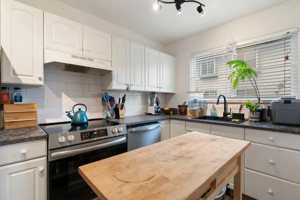 4810 40 Avenue SW Calgary AB T3E 1E5