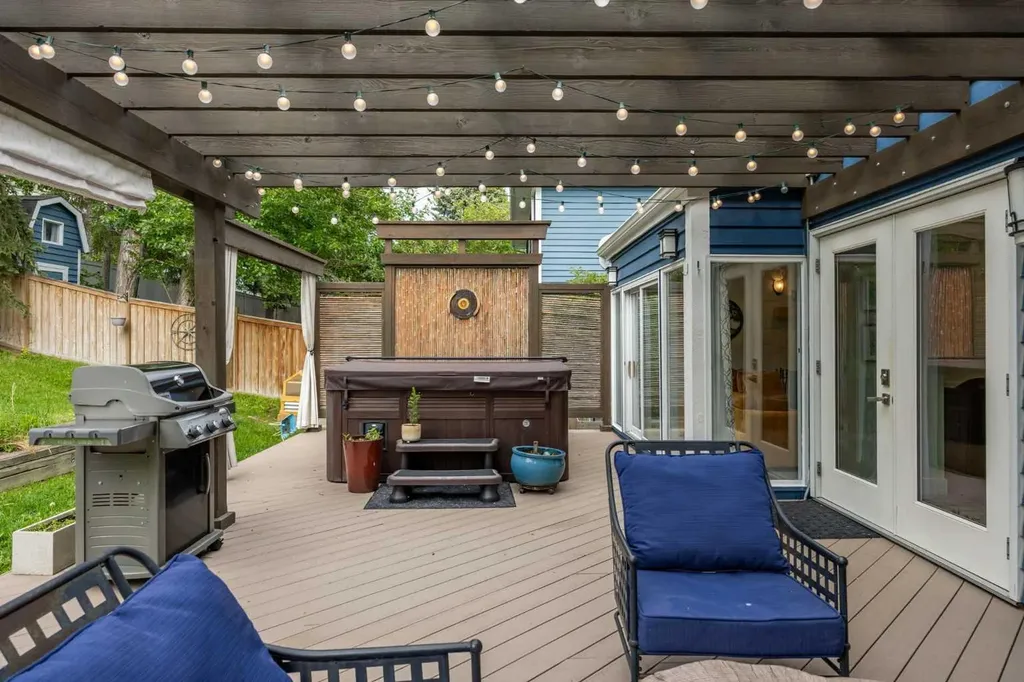 11 Stradwick Way SW Calgary AB T3H 1K1