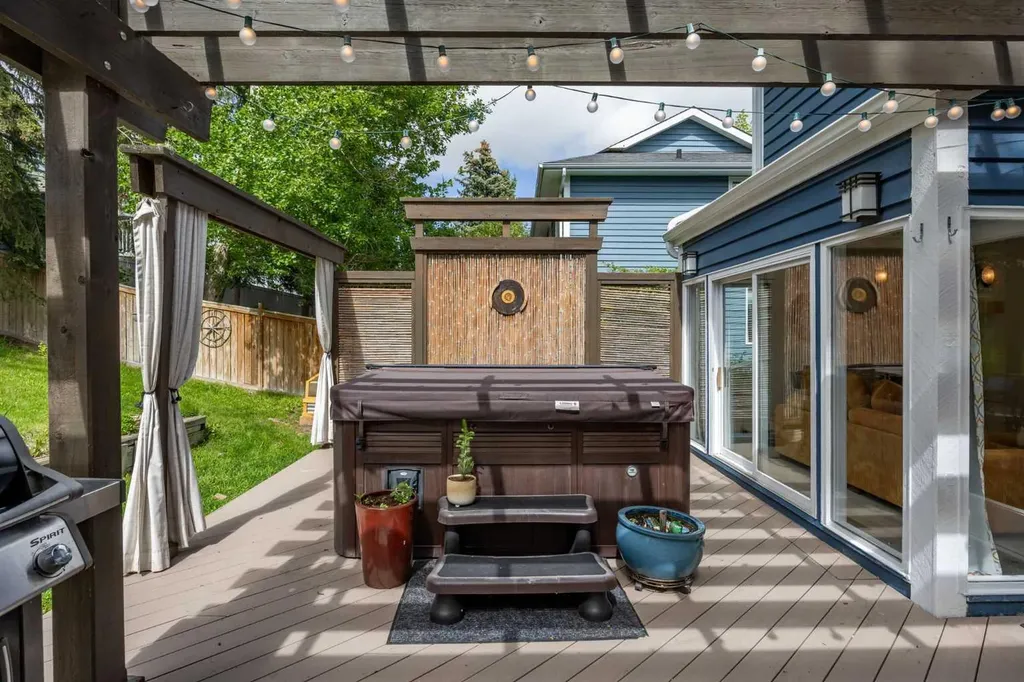 11 Stradwick Way SW Calgary AB T3H 1K1