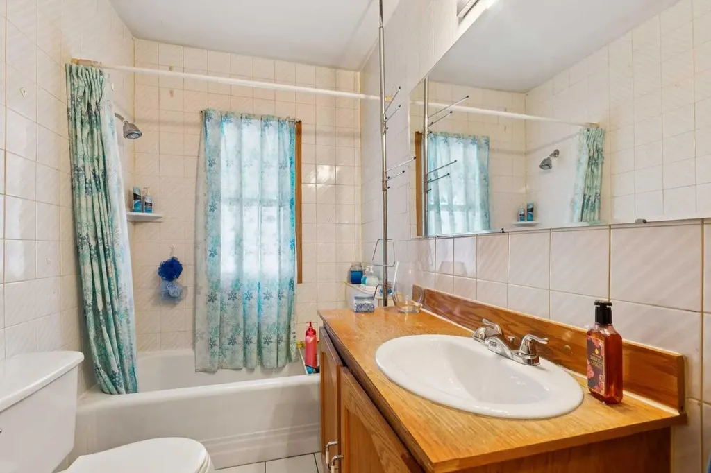 833 20 Avenue NW Calgary AB T2M 1E4