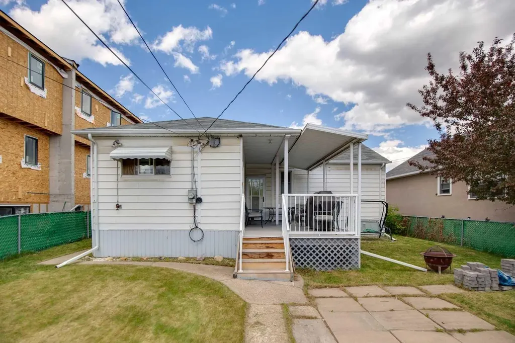 833 20 Avenue NW Calgary AB T2M 1E4
