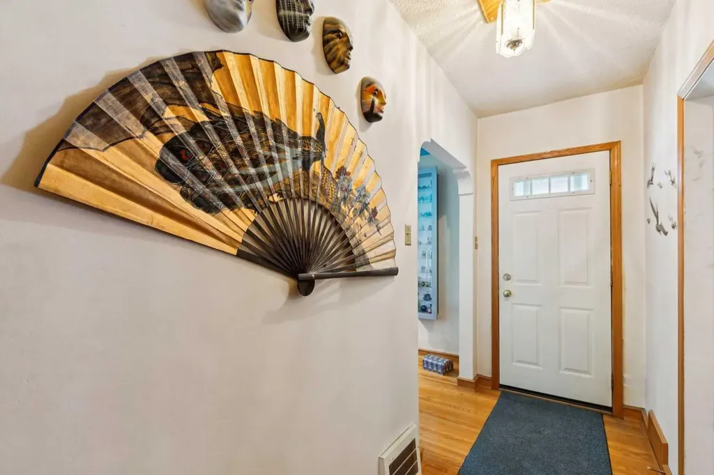 833 20 Avenue NW Calgary AB T2M 1E4