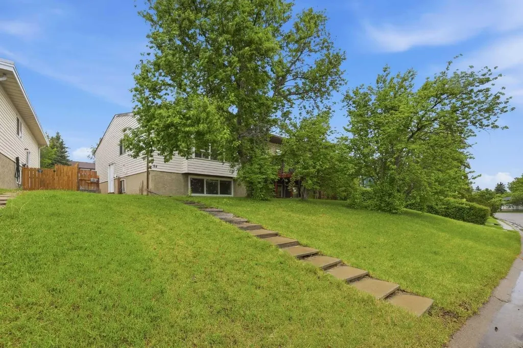 84 Ranchero Rise NW Calgary AB T3G 1E2