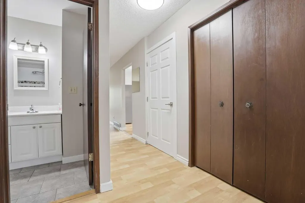 84 Ranchero Rise NW Calgary AB T3G 1E2