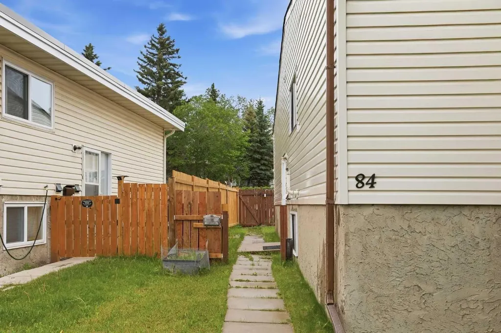 84 Ranchero Rise NW Calgary AB T3G 1E2