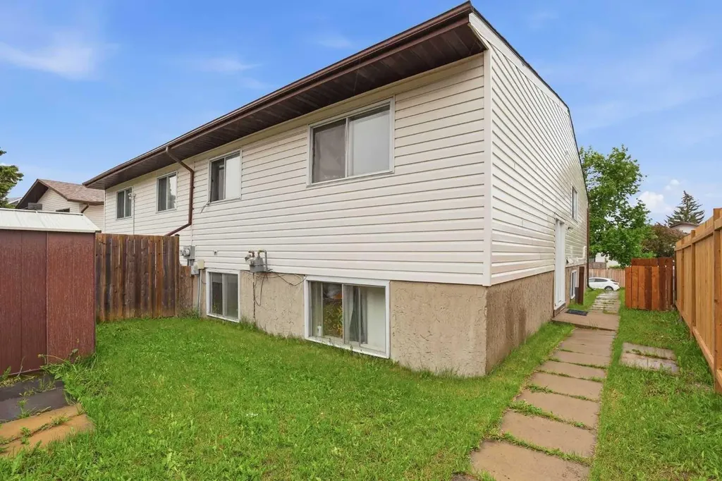 84 Ranchero Rise NW Calgary AB T3G 1E2