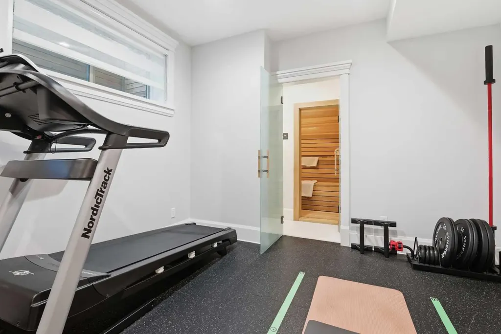 1318 Windsor Street NW Calgary AB T2N 3X1