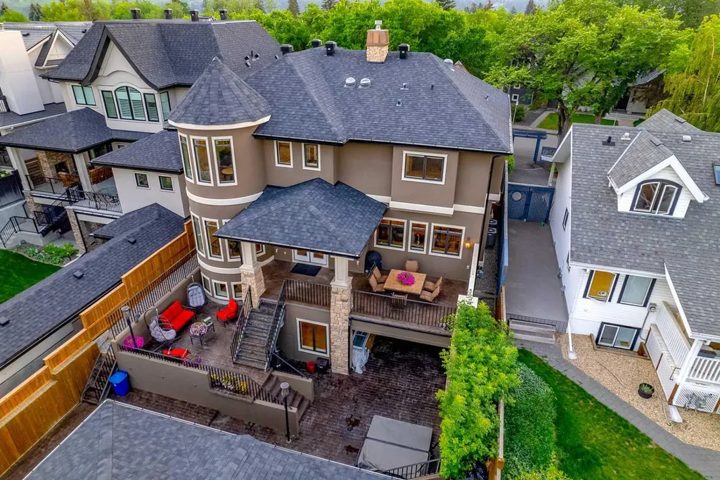 1318 Windsor Street NW Calgary AB T2N 3X1