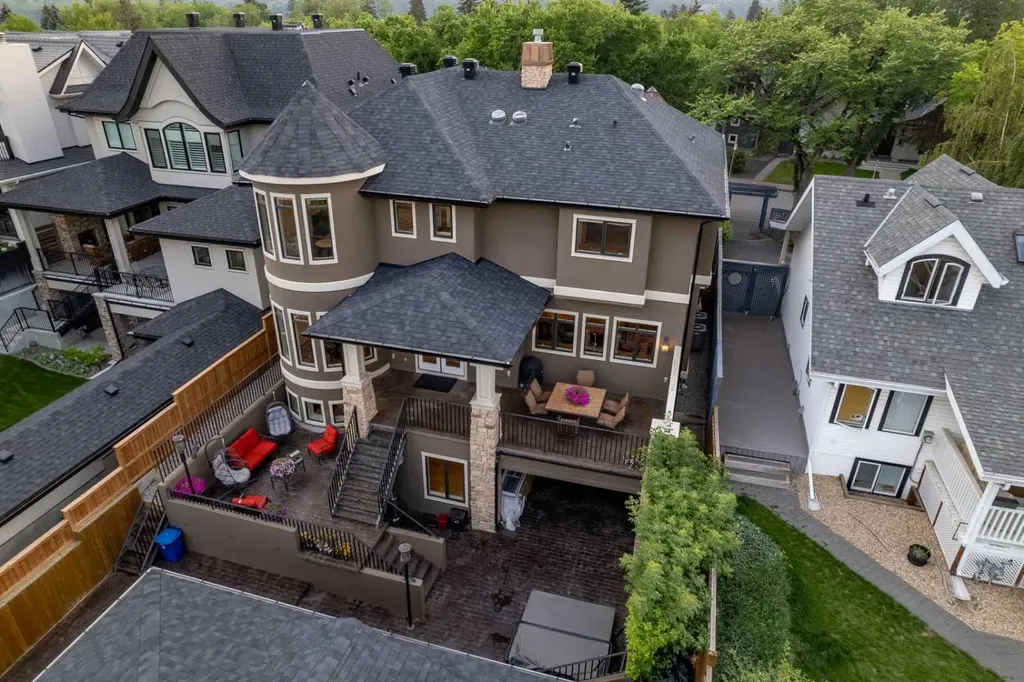 1318 Windsor Street NW Calgary AB T2N 3X1