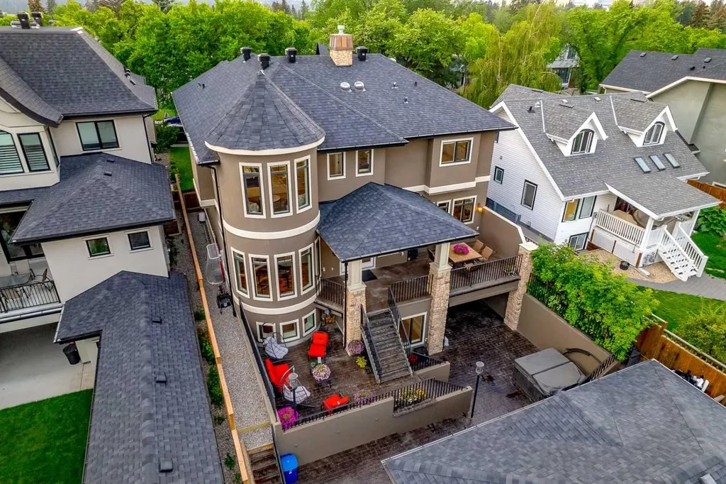 1318 Windsor Street NW Calgary AB T2N 3X1