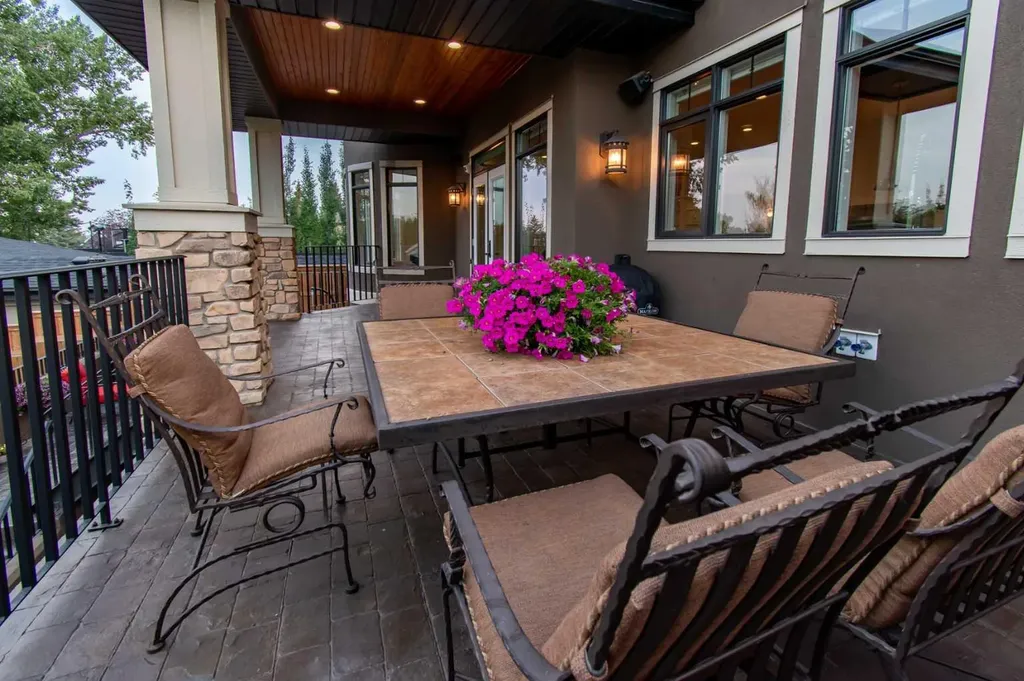 1318 Windsor Street NW Calgary AB T2N 3X1