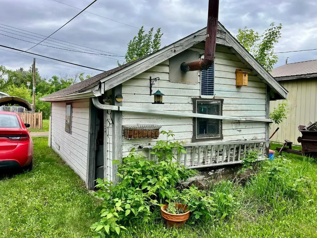 4836 51 Avenue Viking AB T0B 4N0