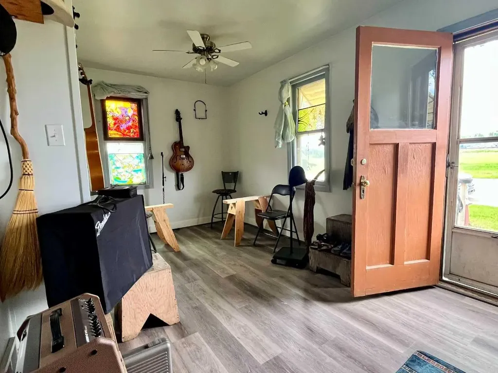 4836 51 Avenue Viking AB T0B 4N0