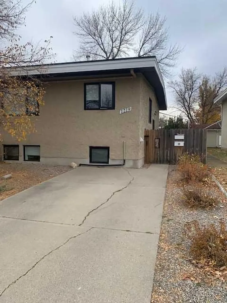 1219 Glacier Drive S Lethbridge AB t1K 3G5
