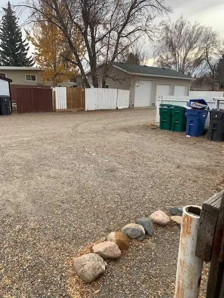 1219 Glacier Drive S Lethbridge AB t1K 3G5