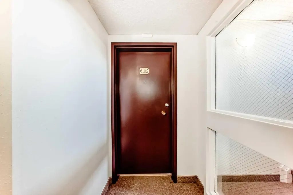 315 Southampton Drive SW Calgary AB T2W 2T6