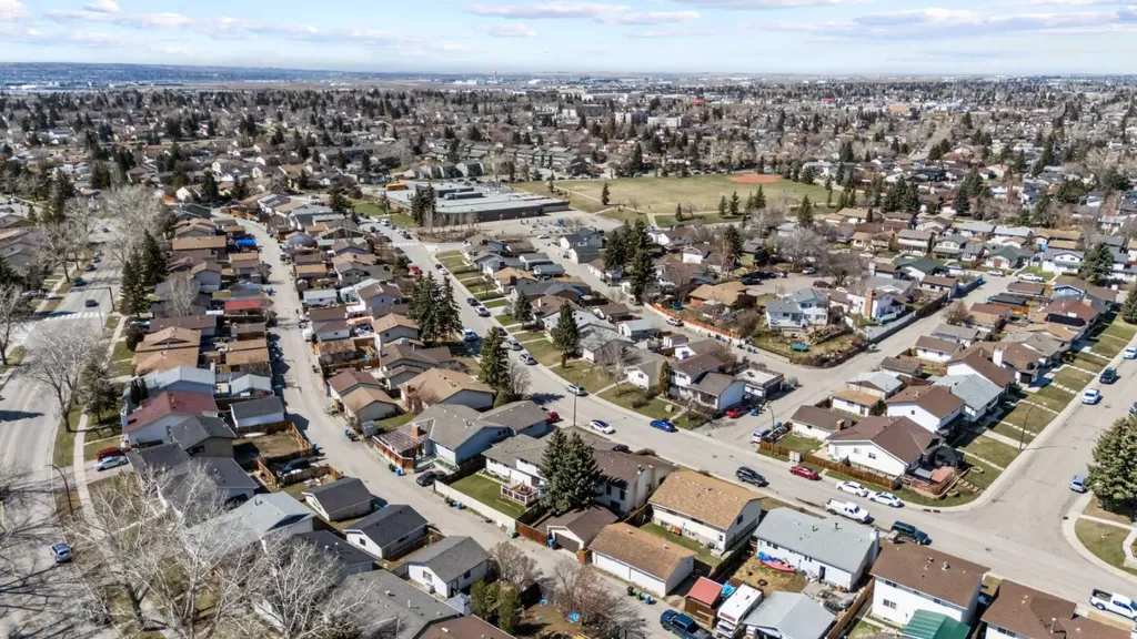 5811 Templehill Road NE Calgary AB T1Y 4C1