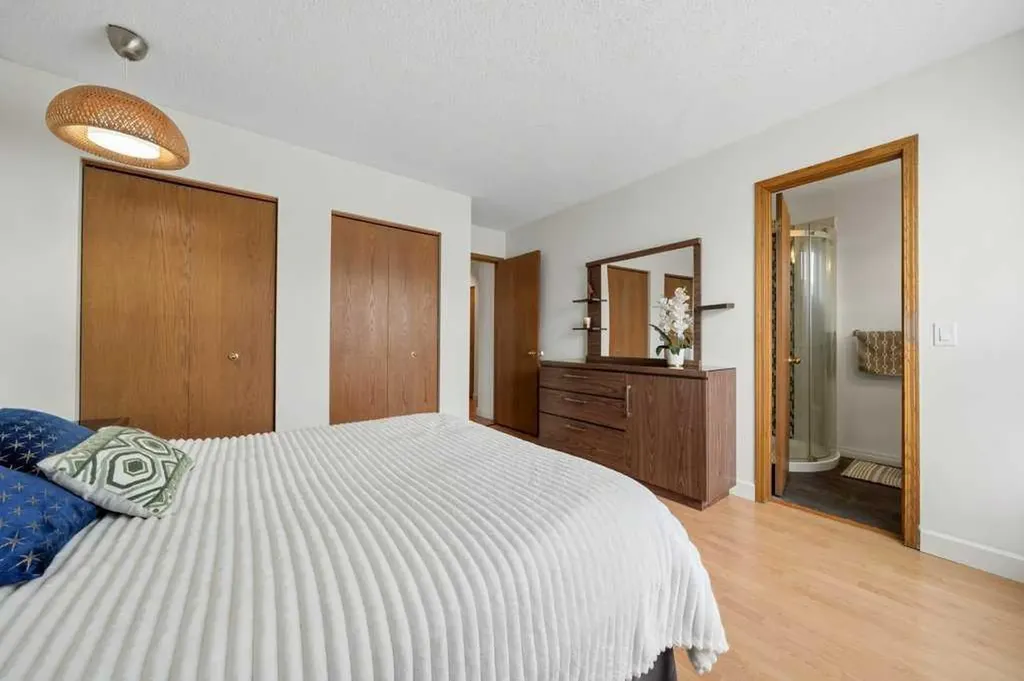 112 Cedargrove Way SW Calgary AB T2W 4V2