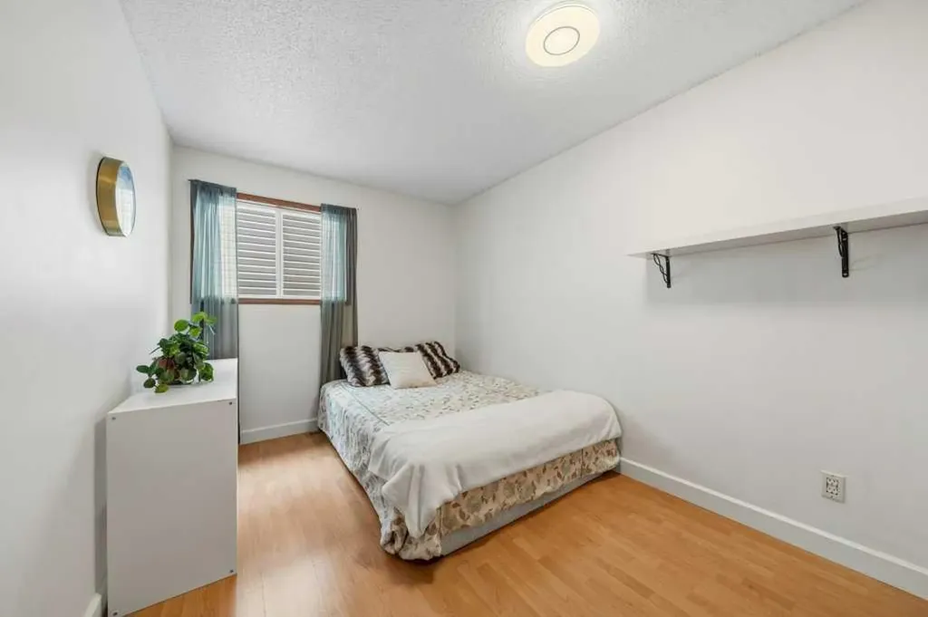 112 Cedargrove Way SW Calgary AB T2W 4V2