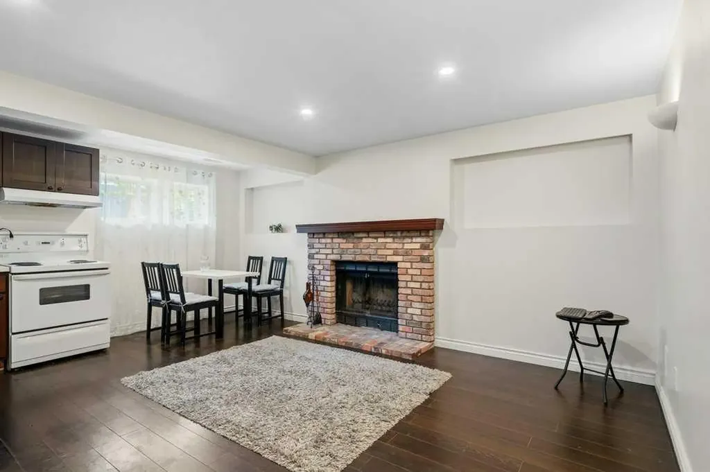112 Cedargrove Way SW Calgary AB T2W 4V2