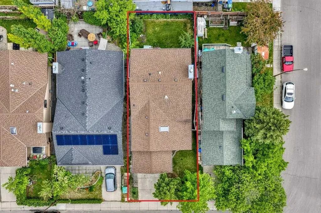 112 Cedargrove Way SW Calgary AB T2W 4V2