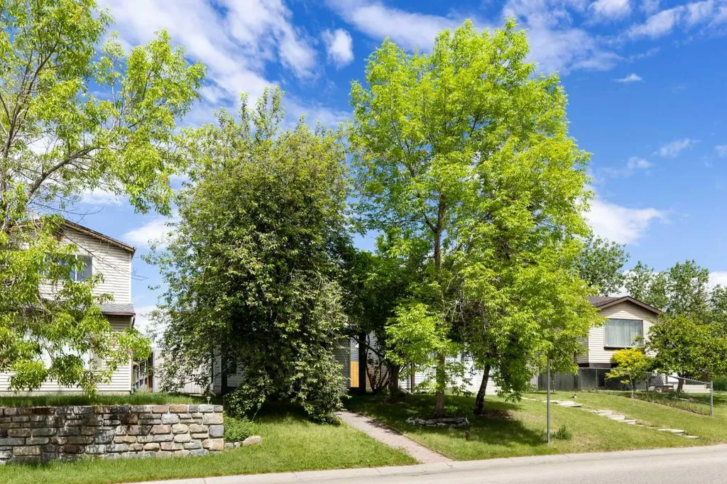 84 Abingdon Crescent NE Calgary AB T2A 6S3