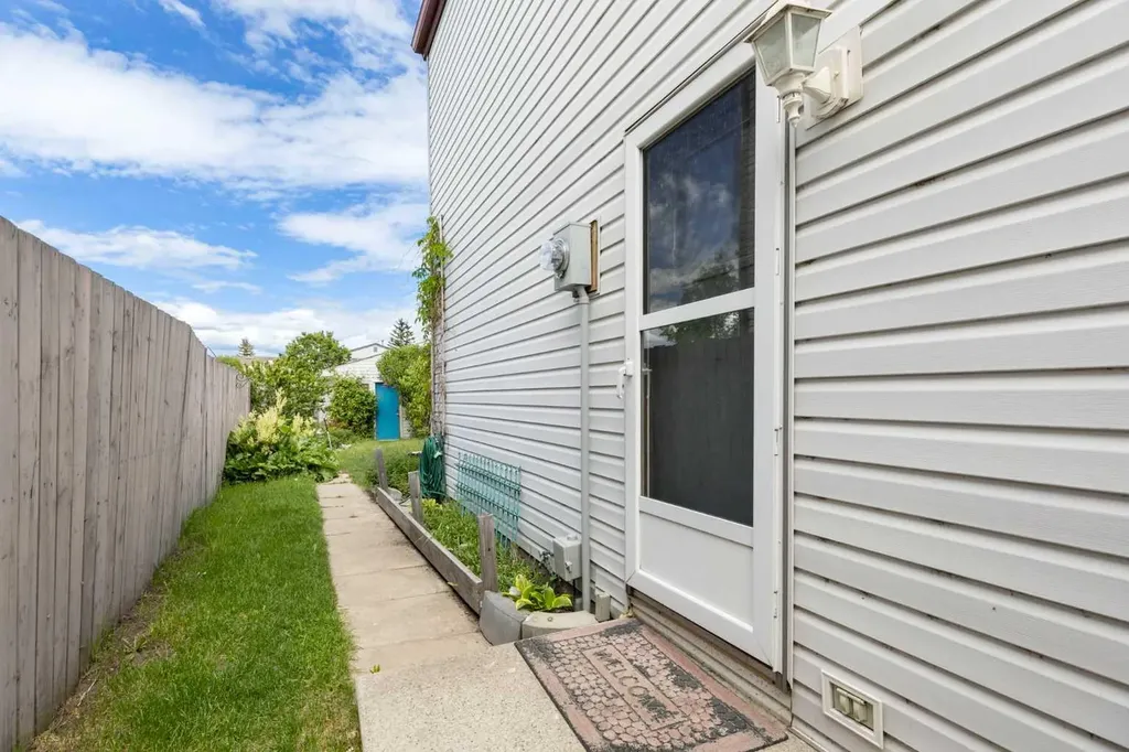 84 Abingdon Crescent NE Calgary AB T2A 6S3