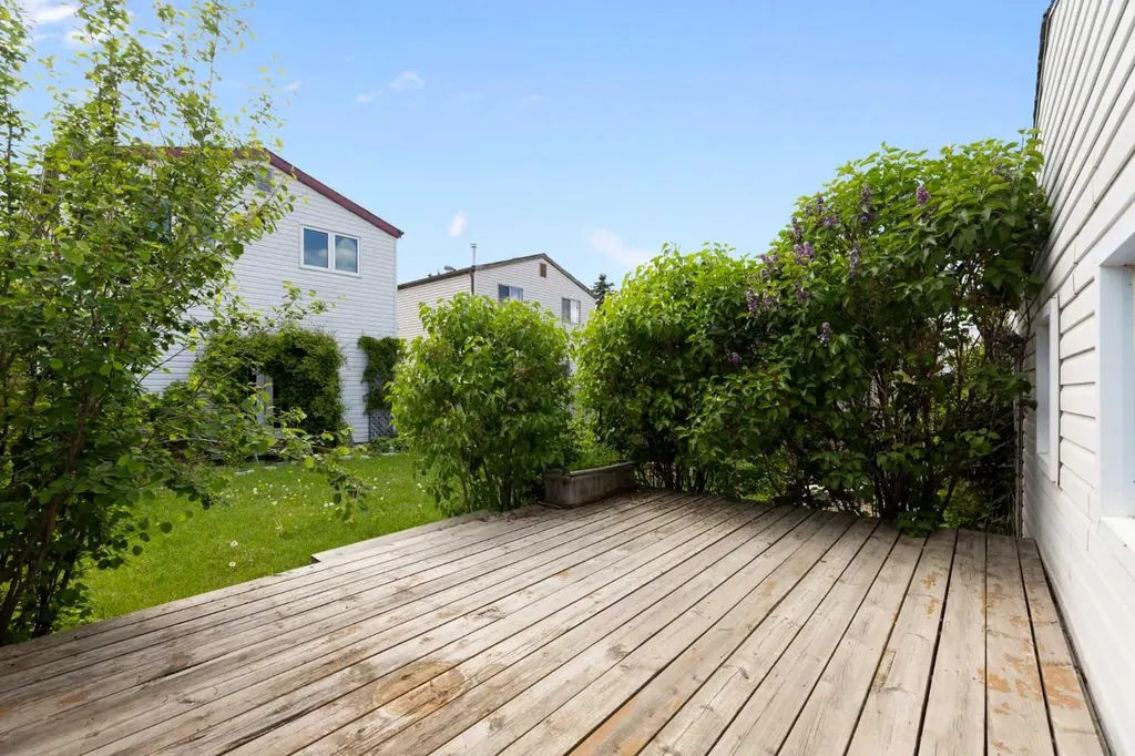 84 Abingdon Crescent NE Calgary AB T2A 6S3