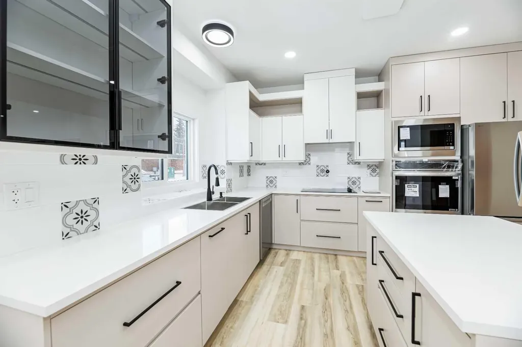4738 49a Avenue Lacombe AB T4L 1N4